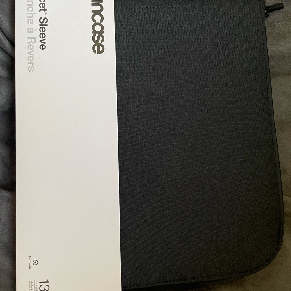 Incase Facet Black Sleeve